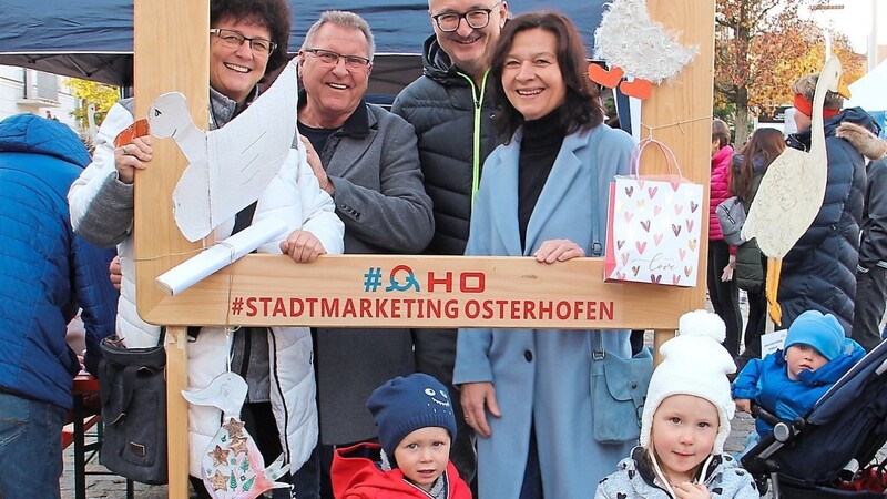 Bürgermeisterin Liane Sedlmeier mit Gatte und Stadtrat Max Heindl mit Ehefrau beim Stelldichein am Stand des OHO-Stadtmarketings.