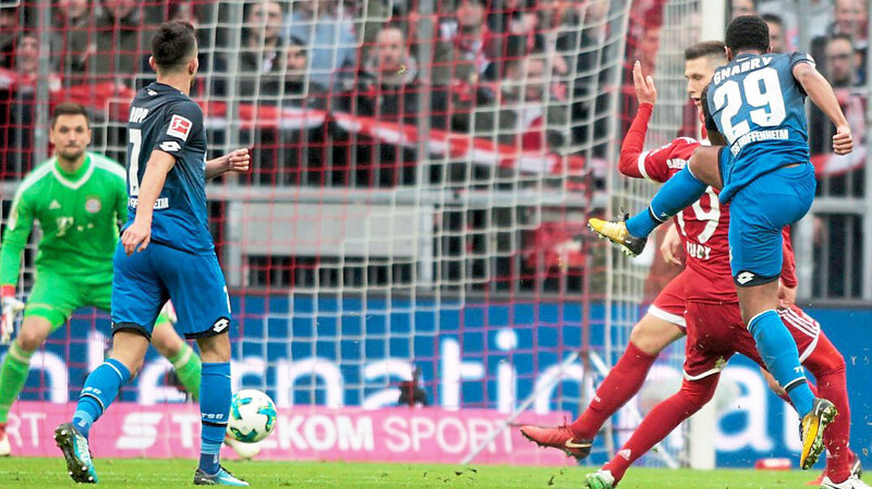 Serge Gnabry - damals noch im Hoffenheim-Trikot - erzielte in der Saison 2017/18 einen Treffer gegen den FC Bayern.