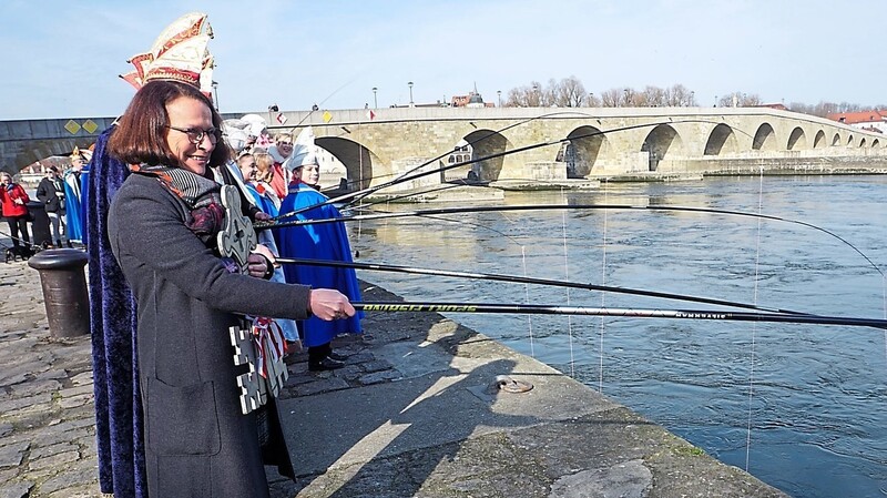 Ausgiebig wuschen OB Gertrud Maltz-Schwarzfischer und die Narragonen die Geldbeutel in der Donau.