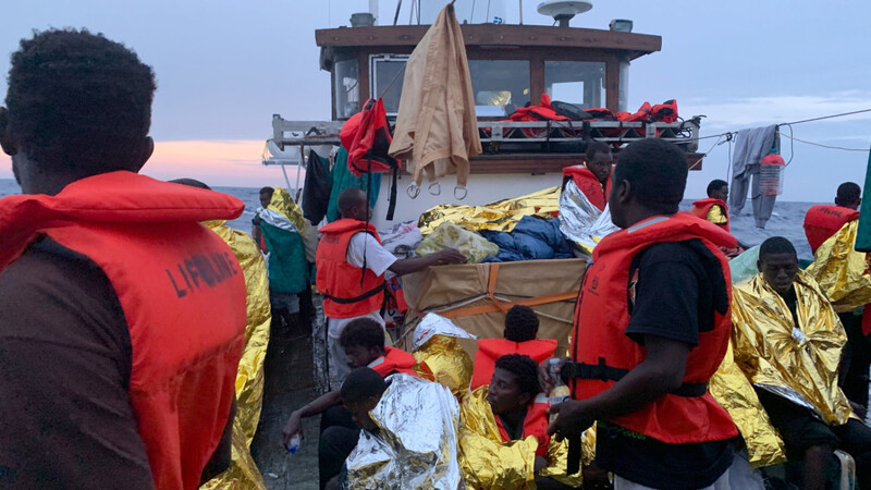 September 2019: Über 100 Migranten harren mit wärmenden Rettungsdecken sowie -westen auf dem Deck der "Eleonore" aus.