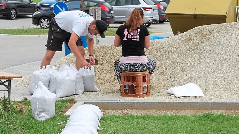 Familie Santacreu will vorsorgen. 13 Tonnen Sand werden in Säcke gefüllt.