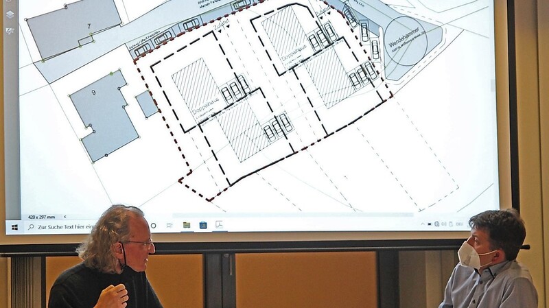 Ingenieur Albert Emberger (l.) stellte Bürgermeister Christian Pröbst (r.) und den weiteren Ausschussmitgliedern den neuen Entwurf vor.