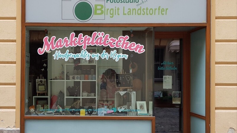 Mit Birgit Landstorfer zieht auch das Marktplätzchen aus. Im Schaufenster konnten Künstler ihre Produkte ausstellen.