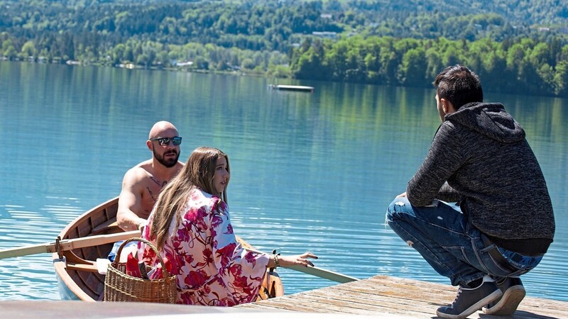 Beim Dreh am See: (v. l.) Mosho Maitreya, Nicola Gierga und der Regisseur Enrico Saller besprechen sich.