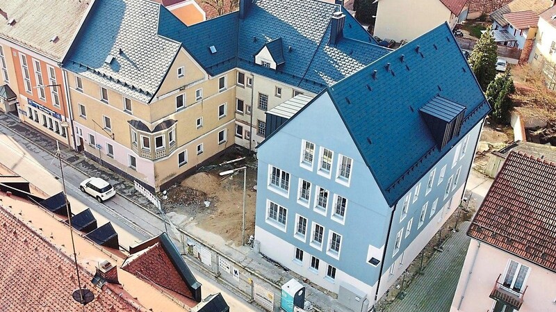 Das neue Gebäude Konrad-Utz-Straße 13 beeindruckt nicht nur durch sein Türkisblau. Die angrenzenden Häuser und der Innenhof werden noch saniert.