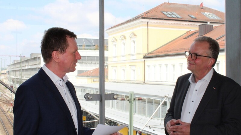 Klaus-Dieter Josel (links) und Anton Knapp stellten die Bauvorhaben der Bahn im Raum Regensburg vor.