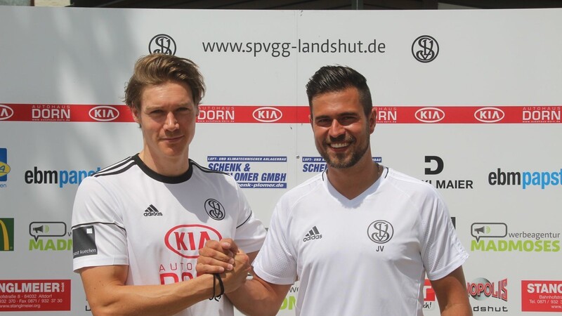 Trainer Johannes Viehbeck heißt Christian Steffel (links) willkommen zurück bei der SpVgg Landshut.
