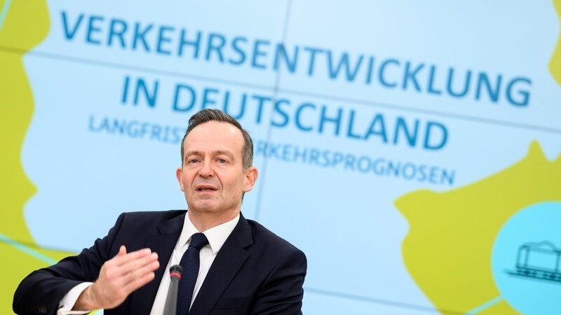 Volker Wissing (FDP), Bundesminister für Verkehr und Digitales, stellt bei einer Pressekonferenz im Bundesministerium für Verkehr und Digitales die neue Verkehrsprognose bis 2051 vor.