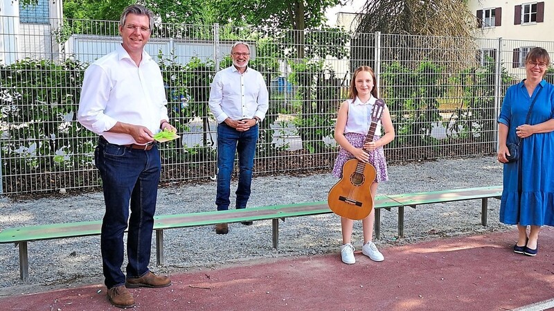 Glückliche Gesichter machten (v. l.) Bürgermeister Hans Schmalhofer, Musikschulleiter Manfred Göttl, Schülerin Magdalena Anderl und Musiklehrerin Petra Wagner.