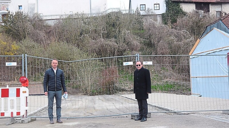 Ab Ende April nutzbar: Bürgermeister Armin Grassinger (l.) und Stadtbaumeister Michael Breitenwinkler vor der neuen Parkfläche.