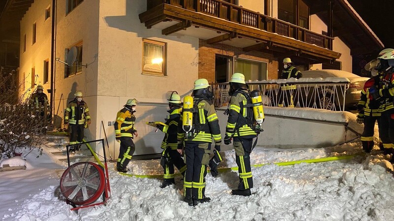 Zu einem Schwelbrand in einem Keller eines Hauses in der Ortsmitte von Rimbach wurden mehrere Feuerwehren alarmiert.
