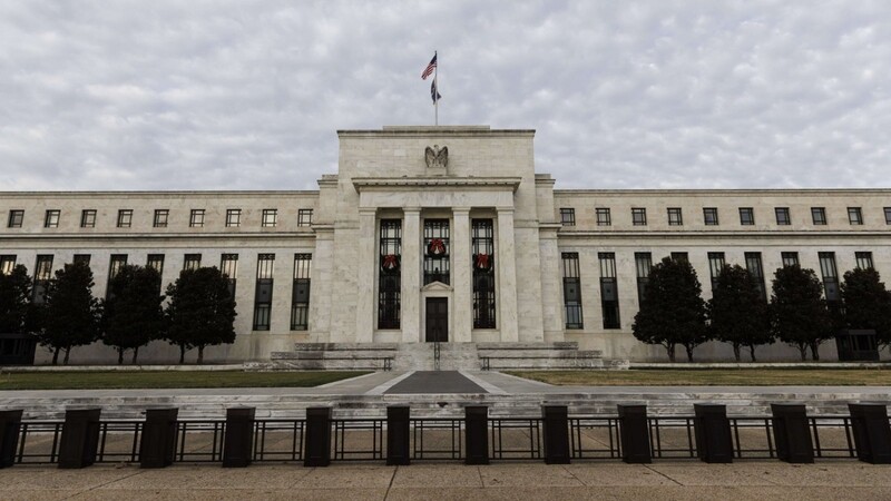 Die US-Notenbank Fed hat nun die Zinswende eingeläutet und von Mitte 2022 bis 2023 insgesamt sechs Zinserhöhungen angekündigt. Die Anleihekäufe sollen schnell gedrosselt werden.