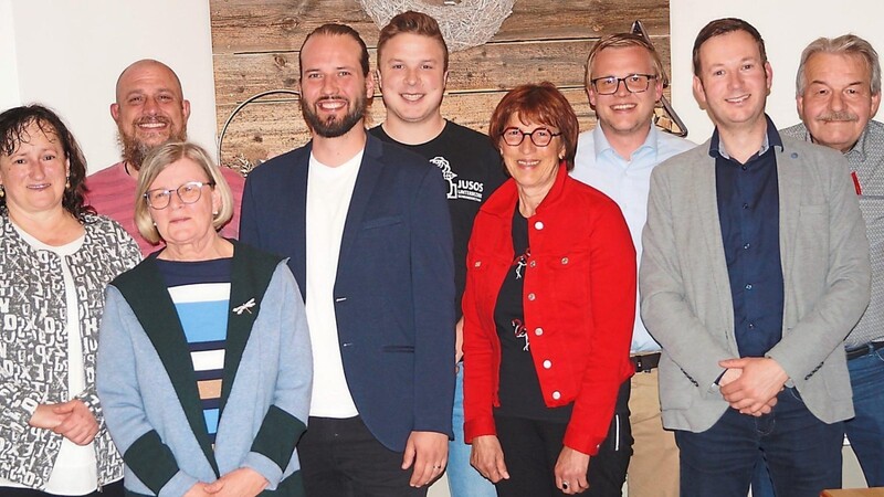 Das ist die neue Vorstandschaft des SPD-Ortsvereins Roding mit dem neuen Vorsitzenden Steve Brachwitz (Vierter von links).