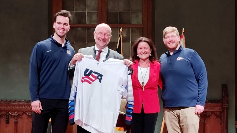 Von der US-Delegation wurde Putz und Widmann ein Originaltrikot der Nationalmannschaft der USA überreicht.