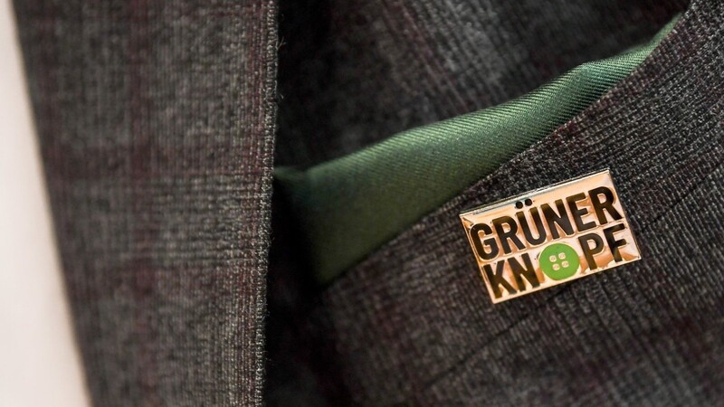 Verbraucher können ab sofort sozial- und umweltverträglich produzierte Kleidung am staatlichen Gütesiegel "Grüner Knopf" erkennen.