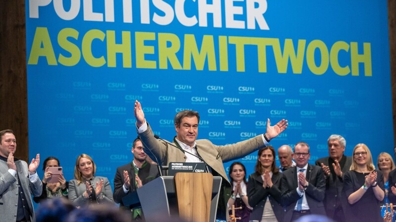 Der CSU-Vorsitzende und Bayerische Ministerpräsident Markus Söder bedankt sich bei den Zuhörern nach seiner Rede beim Politischen Aschermittwoch der CSU in der Dreiländerhalle Passau.
