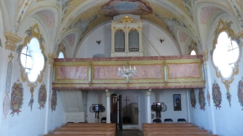 Die Orgel in der Wallfahrtskirche Heilig Kreuz in Windberg vom Altar aus gesehen.