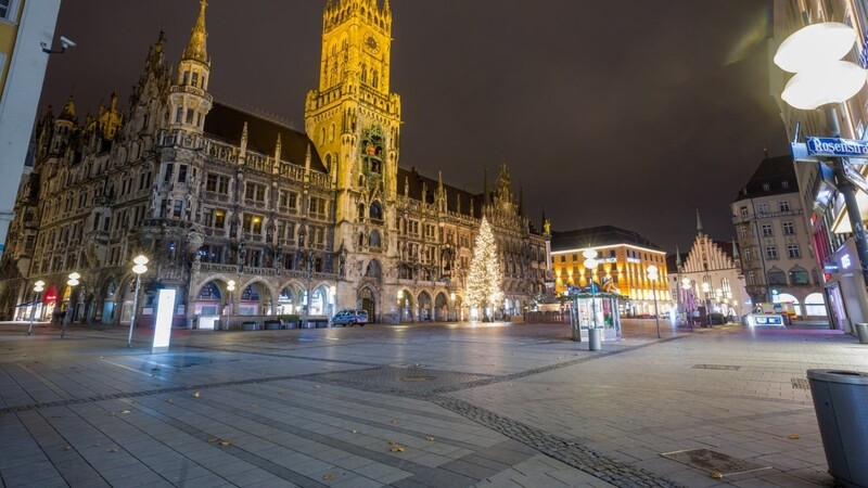 Fast Menschenleer ist der Marienplatz in München. In Bayern gilt eine Ausgangssperre zwischen 21 und 5 Uhr. Die Landtags-FDP hält dies für unangemessen.