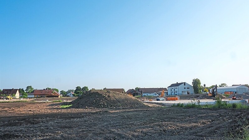 Der Bebauungs- und Grünordnungsplan des Baugebietes Frengkofen Ost ist nach der Genehmigung des Landratsamtes rechtswirksam zu machen. Aktuell läuft die Erschließung.