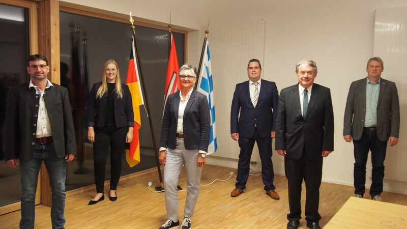 Die neu gewählten Gemeinderatsmitglieder: Franz Sturm, Daniela Bindl, Silvia Bachmeier, Stefan Hierl, Wolfgang Frank, Alois Wiesinger (von links).