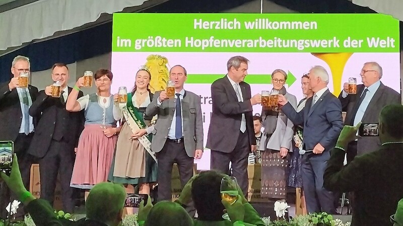 Über die besondere Liebesbeziehung zwischen Bayern und dem Hopfen philosophierte Ministerpräsident Markus Söder, hier bei einem Prosit mit Johann Pichlmaier, dem Geschäftsführer der Hopfenveredelung in St. Johann, mit einem eigens eingebrauten Bier an.
