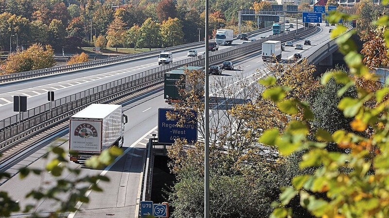 Nicht nur der Pfaffensteiner Tunnel, auch die anschließende Autobahnbrücke über die Donau ist sanierungsbedürftig.
