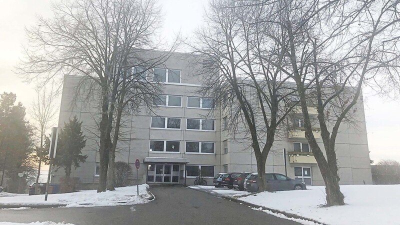 Im Personalwohnheim der Klinik Mallersdorf war bis 2005 die Krankenpflegeschule untergebracht.  Foto: Alexandra Beck