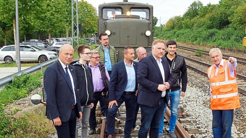 Wohin führt der Weg? Wolfgang Treppesch (rechts) von der Eisenbahninitiative "Lokalbahn Schierling - Langquaid" erläuterte dem Bundestagsabgeordneten Peter Aumer (3. von rechts) und Mitgliedern des CSU-Ortsvorstandes die Ausbauarbeiten an den Gleisen.