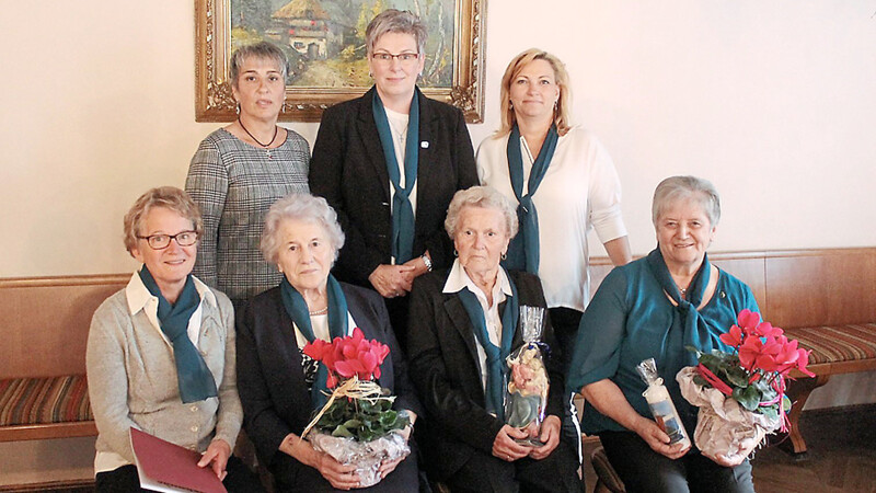 Roswitha Wolf, Maria Groß, Therese Seidl und Anna Jobst (sitzend, von links) wurden für 40 und 60 Jahre Vereinstreue von den Vorsitzenden Rita Fuchs, Anita Schießl und Marion Lugauer (stehend, von links) geehrt.