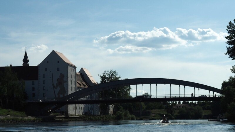Die Schlossbrücke in Straubing. Hier rettete am Sonntagabend ein Polizist einen 17-Jährigen aus der Donau. (Archivbild)