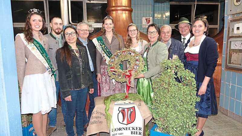 Brauereibesitzer Josef Stempfhuber (3.v.r.) und seine Tochter Angelika (3.v.l.) mit dem Braumeister, Trains Bürgermeister Gerhard Zeitler (4.v.l.), Mainburgs Bürgermeister Josef Reiser (2.v.r.), die Organisatorinnen Tanja Dirscherl (rechts) und Hildegard Heindl (4.v.r.) und die Hopfenköniginnen im Sudhaus der Brauerei Horneck.