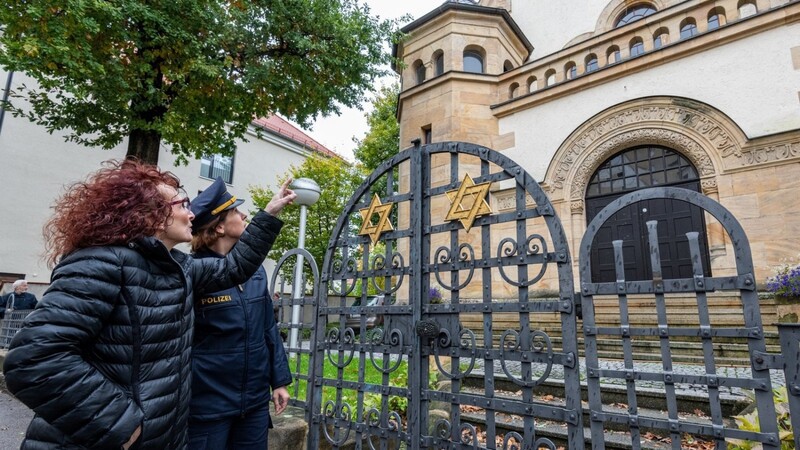 Anna Zisler (links) und Inspektionsleiterin Annette Haberl am Tag nach dem versuchten Anschlag in Halle an der Synagoge. Seither arbeiten israelitische Kultusgemeinde und Polizei noch enger zusammen.