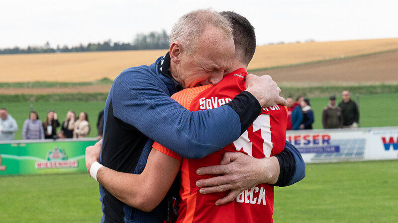Als "besonders emotional" bezeichnet Spielertrainer Tobias Beck den Aufstieg mit der SpVgg Hankofen-Hailing, deren Klubchef sein Onkel Alois Beck (links) ist.