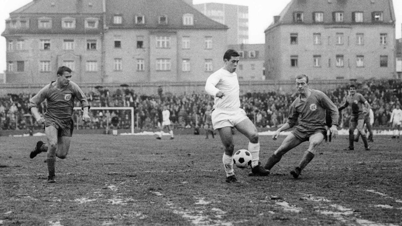 Fredi Heiß (m.) im November 1965 gegen den Karlsruher SC.
