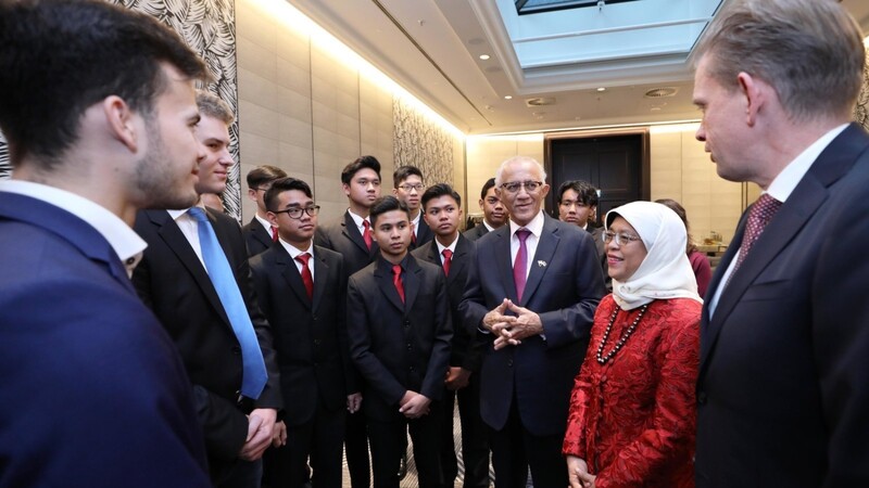 Die Präsidentin der Republik Singapur, Halimah Yacob (2.v.re), im Gespräch mit R&S-Geschäftsführer Peter Riedel (re.), Studierenden des ITE und Auszubildenden aus Memmingen und Teisnach.