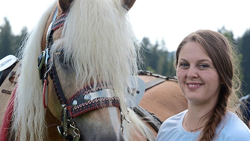 Rebecca Müller, jüngste der drei Bernrieder Ortsbäuerinnen, mit Pferd.