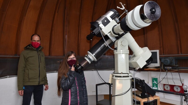 Roland Kastner betreut seit 2005 die Sternwarte am Joseph-von-Fraunhofer-Gymnasium. Vor dem Lockdown war ein Blick durchs Teleskop dank Hygienekonzept für die Schüler möglich.