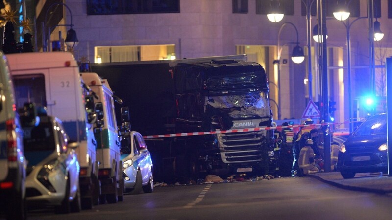 In Berlin ist am Montagabend ein Lastwagen in einen Weihnachtsmarkt gerast. Einen Unfall schließt die Polizei aus - vieles deutet auf einen Terroranschlag hin.