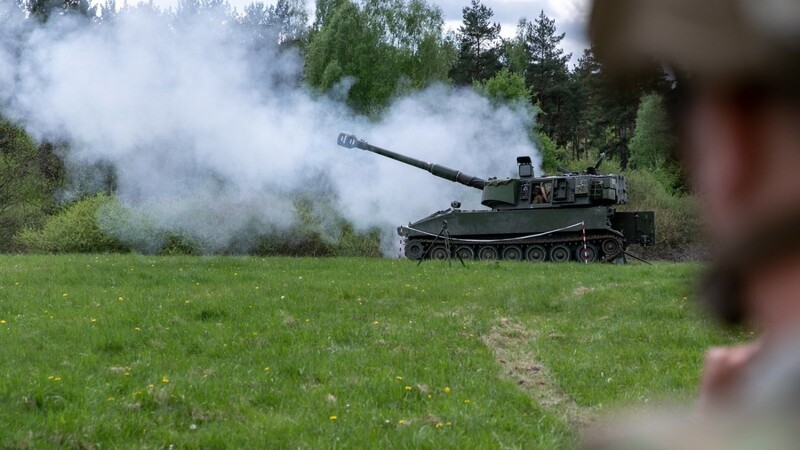 Ukrainische Artilleristen schießen auf dem Truppenübungsplatz Grafenwöhr mit einer Panzerhaubitze M109 schießen. Das Foto stammt aus dem Mai 2022, als erstmals Ukrainer an der Haubitze geschult wurden. Derzeit werden weitere Ukrainer an der Panzerhaubitze geschult.