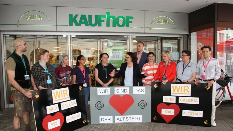 Zufriedene Gesichter bei den Mitarbeitern von Galeria Kaufhof. In der Mitte Oberbürgermeisterin Gertrud Maltz-Schwarzfischer und Thomas Burger.