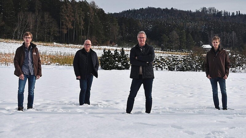 Die neue Geschäftsführung: Daniel Pohl, Jürgen Helfrich, Jürgen Pohl und Sebastian Pohl (von links) stehen im Schnee. Dort, wo bald ein Bürogebäude in die Höhe wächst.