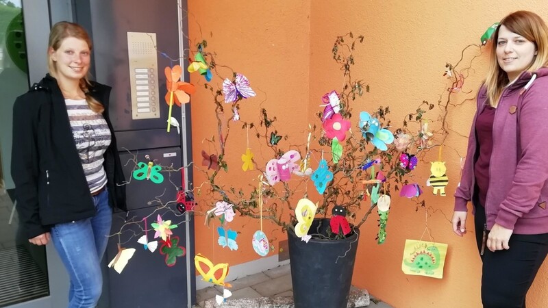 Eine kunterbunt geschmückte Vase ziert den Eingang des Miltacher Kindergartens.