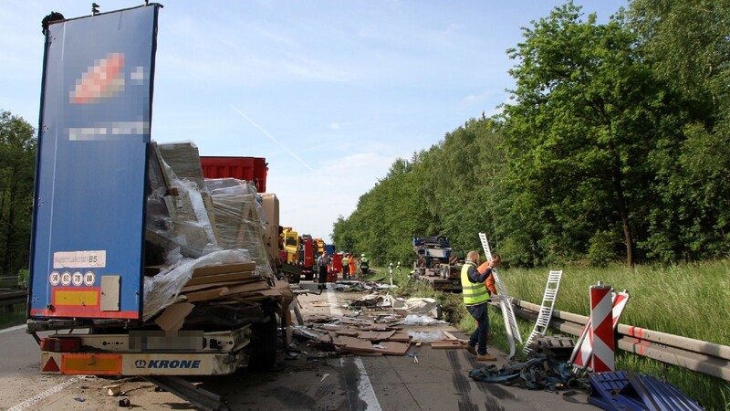 Unfall am Freitagmorgen auf der A93 bei Regensburg. Dort krachte ein Schwertransporter in ein Stauende.