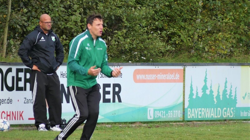 Trainer Petr Sima (im Vordergrund) darf täglich pendeln, aber andere tschechische Spieler des FC Furth im Wald würden fehlen, weiß Manager Jürgen Kreipl (im Hintergrund).