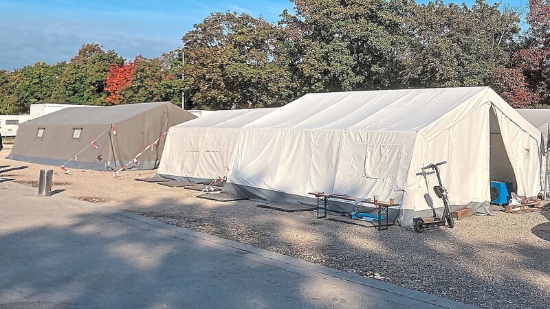 Sieben Zelte bilden die Ersatzunterkunft auf dem Dultplatz.