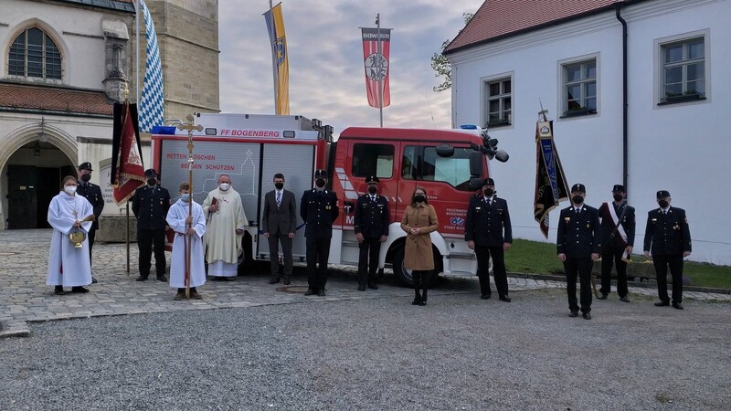 Das neue Einsatzfahrzeug der Bogenberger Feuerwehr hat am Samstagnachmittag nach dem Gottesdienst den kirchlichen Segen erhalten.