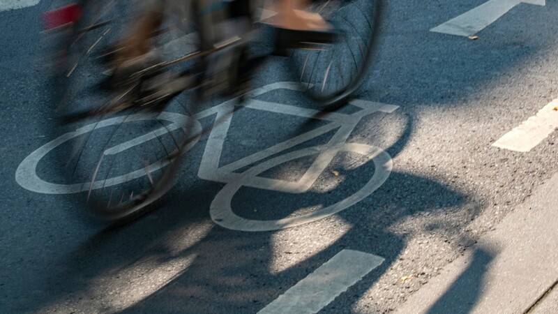 In Freising wurde ein Fahrradfahrer bei einem Unfall schwer verletzt. (Symbolbild)
