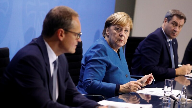 Bundeskanzlerin Angela Merkel (CDU), der bayerische Ministerpräsident Markus Söder (CSU, r.) und Berlins Regierender Bürgermeister Michael Müller geben die Beschlüsse der Corona-Konferenz bekannt.
