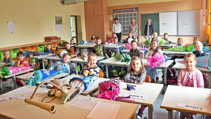 23 Kinder unterrichtet Klassenleiterin Anita Mirlach, hier flankiert von Rektorin Karola Amberger und Vizebürgermeisterin Gudrun Höfter (hinten v. l.), in der ersten Klasse der Grundschule Volkenschwand.