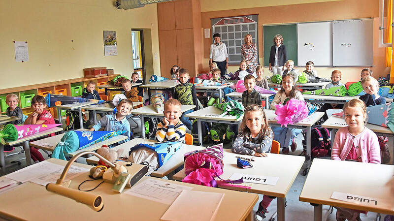 23 Kinder unterrichtet Klassenleiterin Anita Mirlach, hier flankiert von Rektorin Karola Amberger und Vizebürgermeisterin Gudrun Höfter (hinten v. l.), in der ersten Klasse der Grundschule Volkenschwand.
